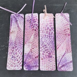 bokmärke lila glittrigt spetsmönster – acrylic ink