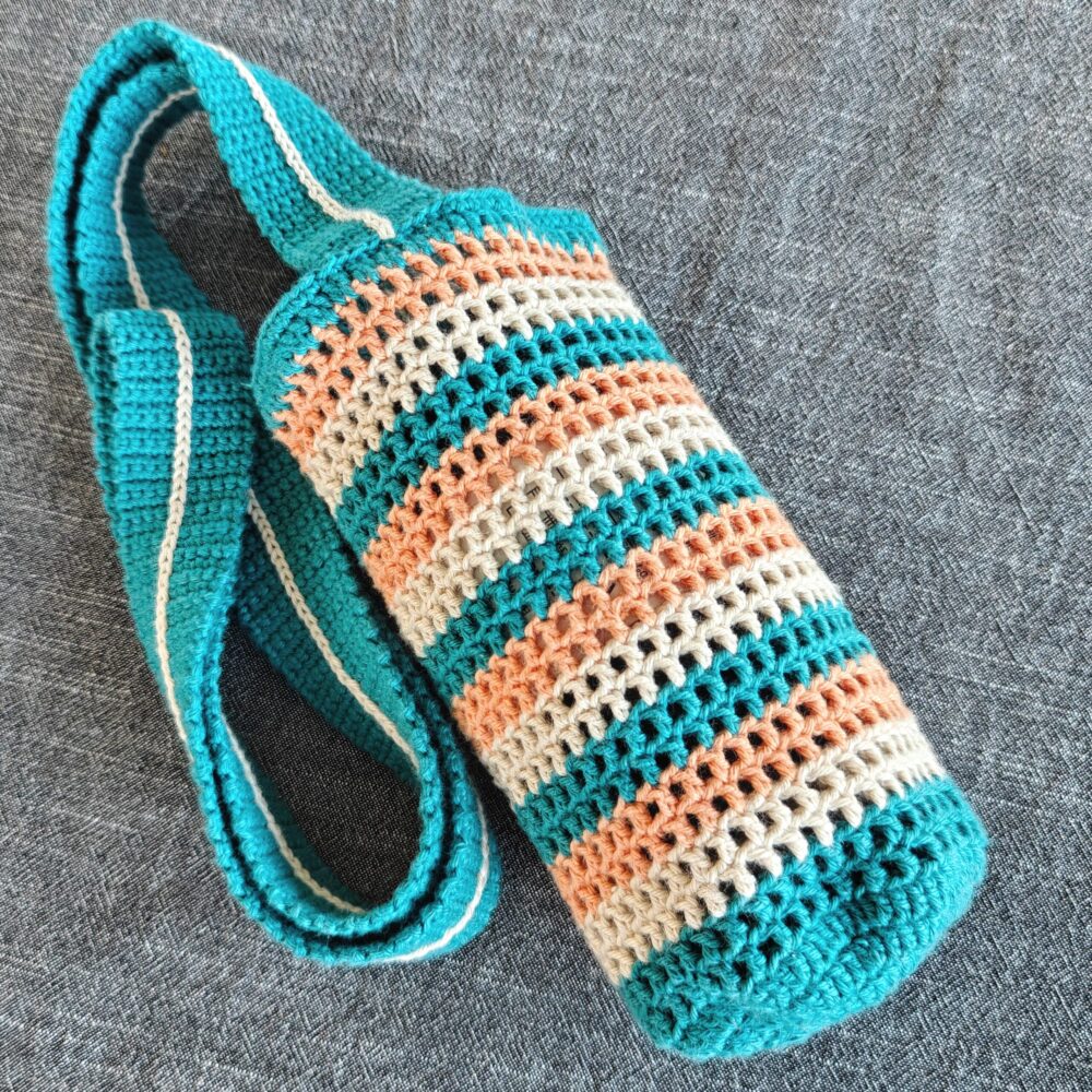 Flaskhållare - virkad randig turkos